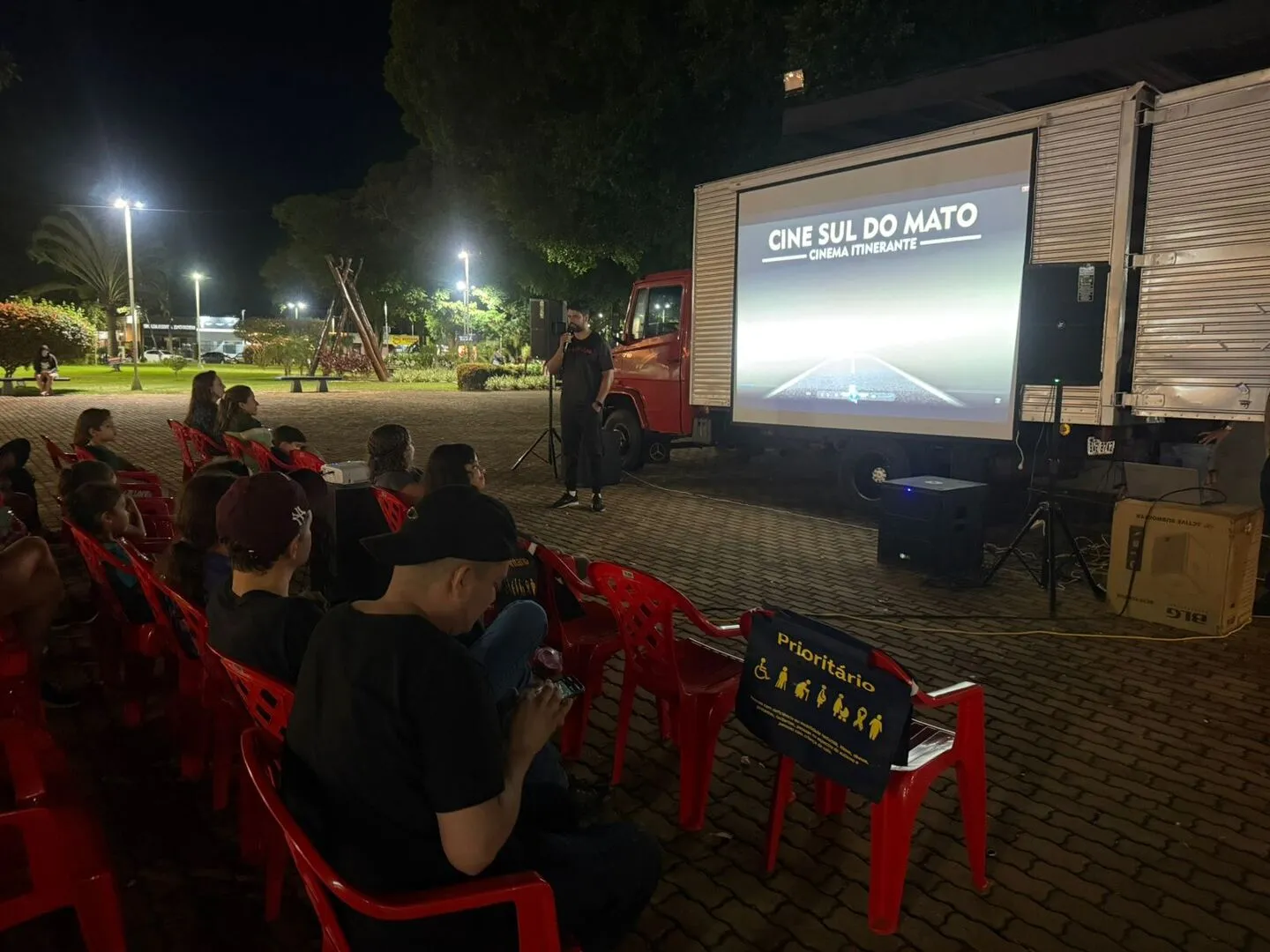Sessão do Cine Sul do Mato na praça, à noite